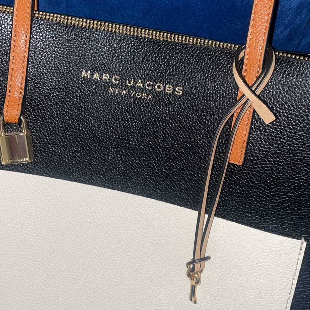 Marc Jacobs large purse - Picture 3 of 7
